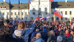 Demonstráció az Elnöki Palota előtt