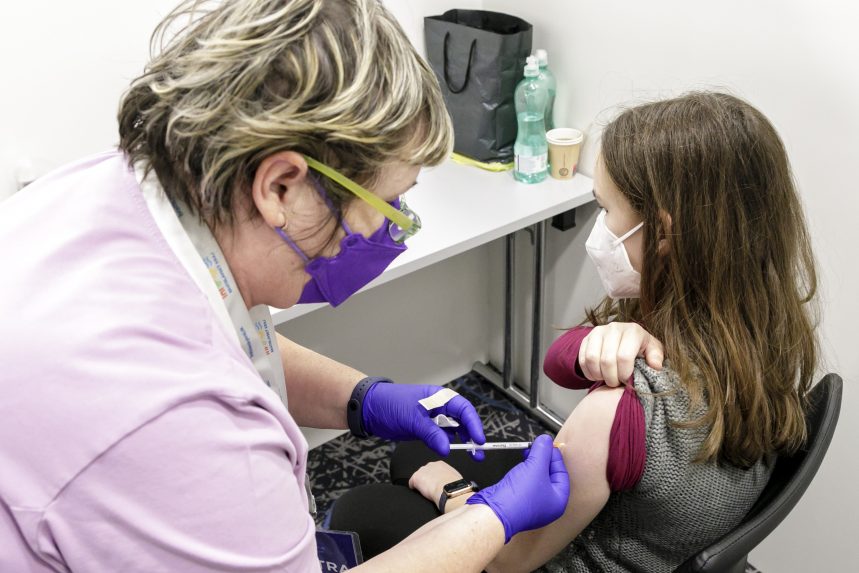 Hétfőtől a gyermekek is felvehetik az emlékeztető oltást