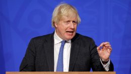 Boris Johnson brit miniszterelnök telefonon tárgyalt Vlagyimir Putyin orosz államfővel