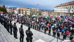 Kedden több százan tüntettek a parlament épülete előtt