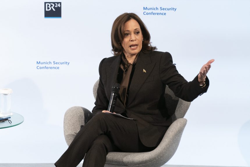 Kamala Harris súlyos büntetést helyezett kilátásba, ha Oroszország megtámadja Ukrajnát