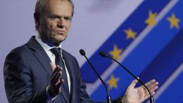 Donald Tusk bírálta a kemény szankcióktól vonakodó EU-tagállamokat