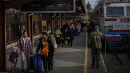 Már csaknem 300 ezren menekülhettek el az ukrajnai harcok elől