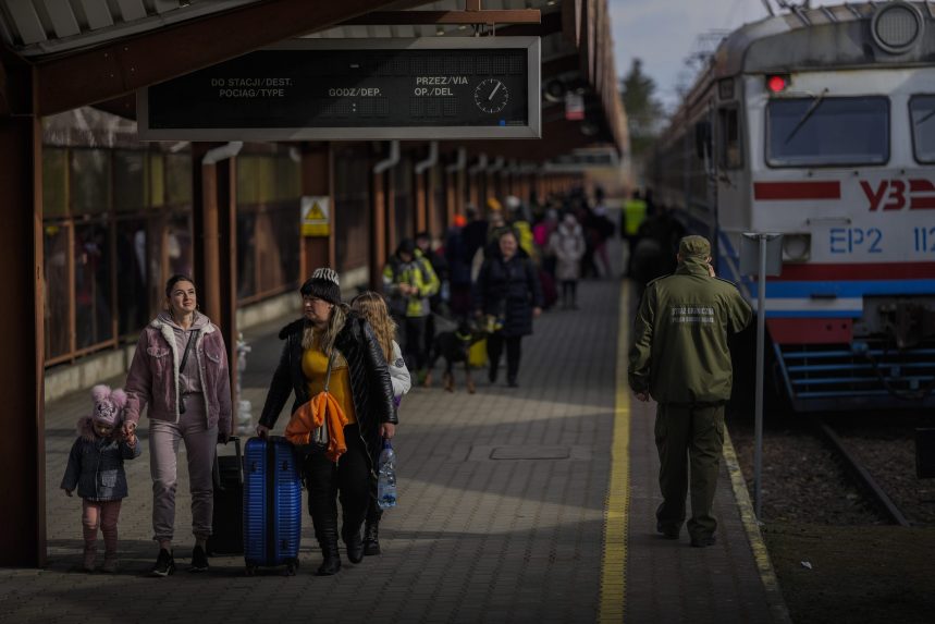 Már csaknem 300 ezren menekülhettek el az ukrajnai harcok elől