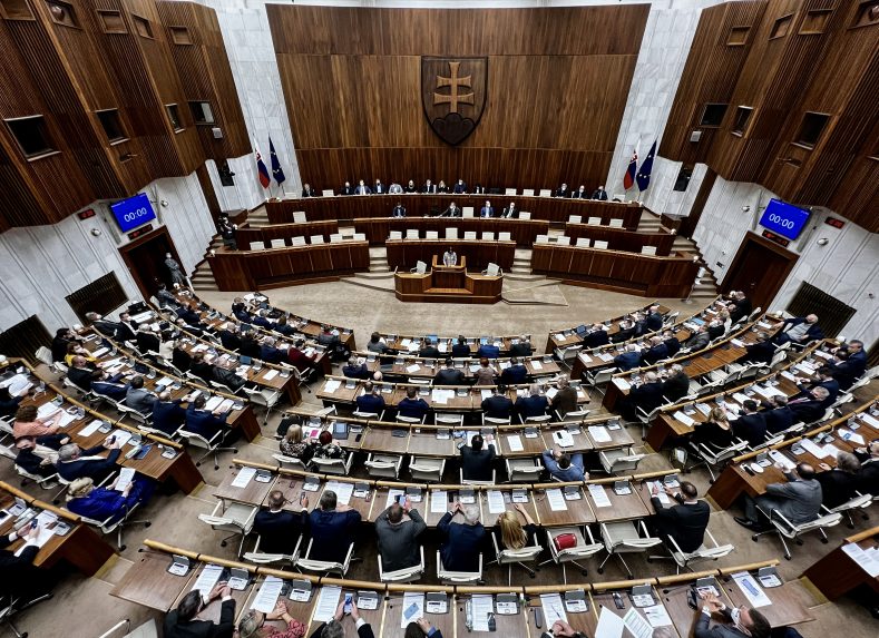 Folytatja munkáját a parlament