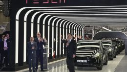 Megnyitotta első európai gyárát a Tesla