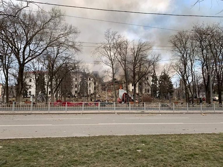 Élhetnek a lebombázott mariupoli színház óvóhelyén meghúzódó nők és gyerekek