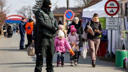 Folyamatosan érkeznek a menekültek