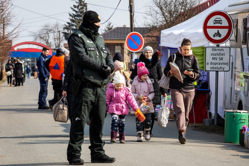 Önkéntesek tucatjai próbálnak segíteni a háború elől menekülőknek