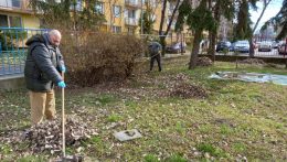 Közösen takarítják a várost a közmunkások és a hajléktalanok