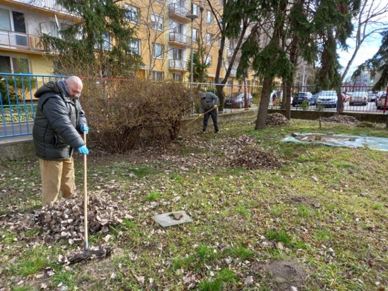 Közösen takarítják a várost a közmunkások és a hajléktalanok