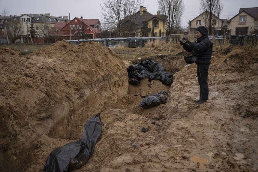 Tömegsírok és rengeteg civil áldozat Kijev környékén