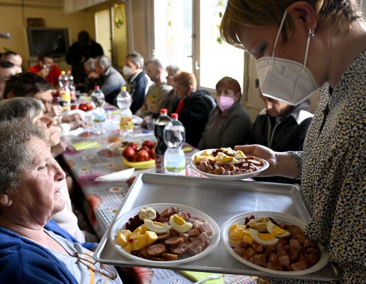 Közel 100 fedél nélkül élő ember vett részt a húsvéti összejövetelen Kassán