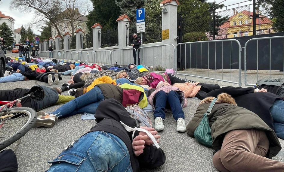 Az orosz nagykövetség előtt tüntettek Pozsonyban