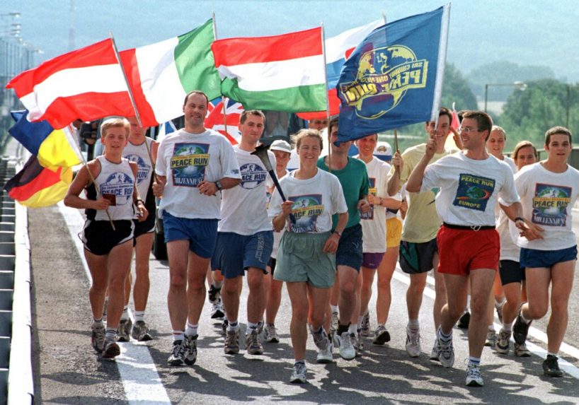 Fát ültettek és emléktáblát is avattak a békefutás résztvevői Párkányban