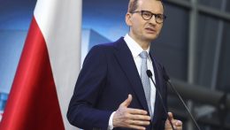 Morawiecki: orosz támadás esetén 40 millió lengyel kész fegyverrel védeni hazáját