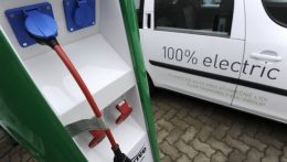 Milyen tényezők gátolhatják az átallást elektromos autókra ?