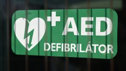 Januártól minden 500 főnél nagyobb településen kell lennie defibrillátornak