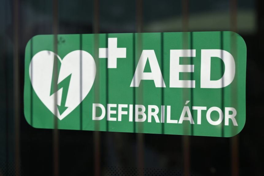 Januártól minden 500 főnél nagyobb településen kell lennie defibrillátornak