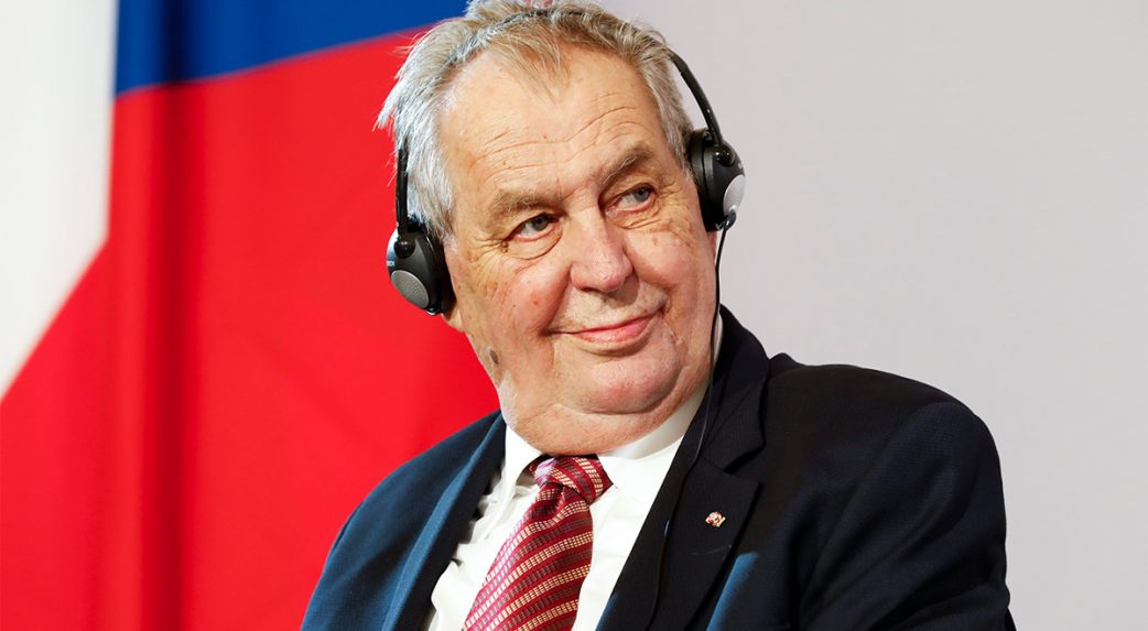 Miloš Zeman cseh államfő egyetért azzal, hogy Csehországnak továbbra is fegyverszállítmányokkal kell segítenie Ukrajnát