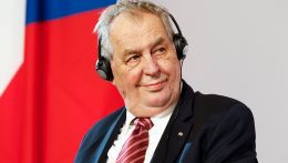 Miloš Zeman cseh államfő egyetért azzal, hogy Csehországnak továbbra is fegyverszállítmányokkal kell segítenie Ukrajnát