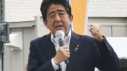 Belehalt sérüléseibe Abe Sindzó volt japán miniszterelnök