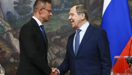 Mit jelent Lavrov elégedett mosolya a magyar külügyminiszterrel való találkozása során?