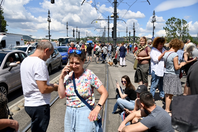 Tüntetéseket váltott ki Budapesten az új kata-törvény