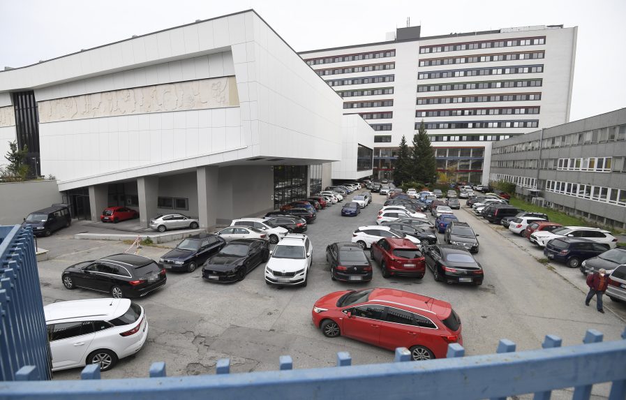 Megtiltják a beteglátogatást és bevezetik a tesztelést a kassai kórházban