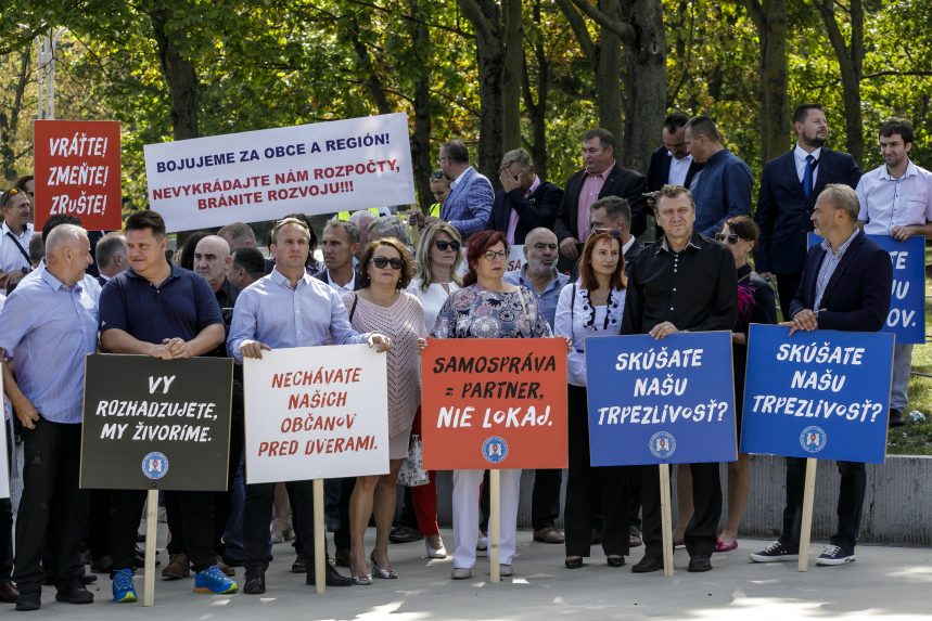 Segítőkezet nyujtanának az önkormányzatok a kormánynak