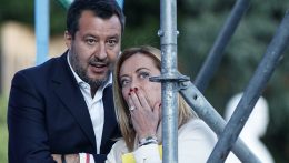 Az Európai Bizottság római székházánál tüntettek Matteo Salvini felszólítására