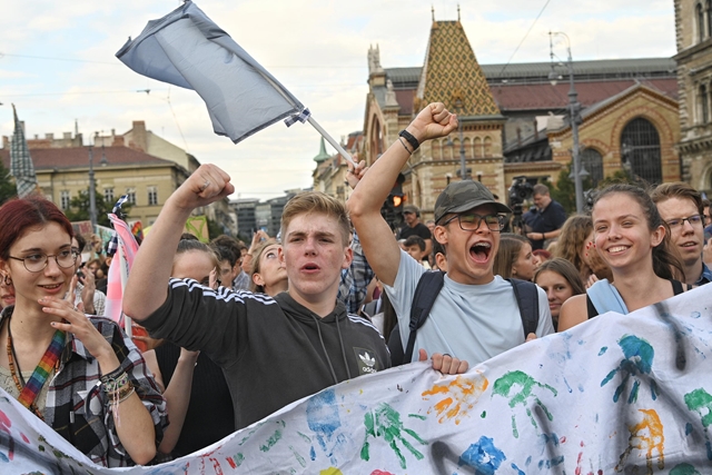 Budapesten a magasabb pedagógus bérekért tüntettek a diákok