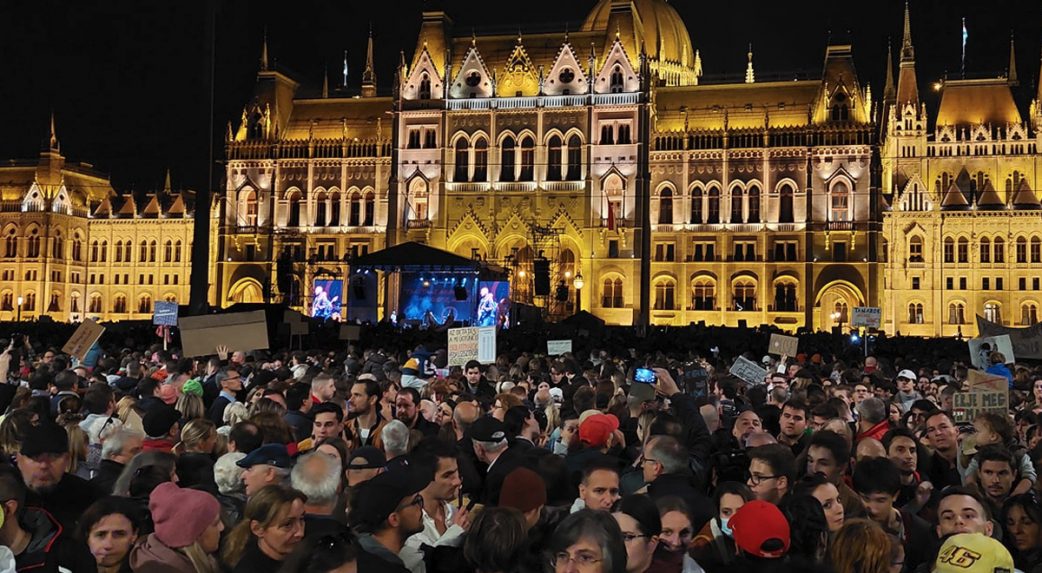 Több tízezren tüntettek a tanárok jogaiért Budapesten