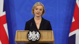 Elnézést kért, de maradna miniszterelnök Liz Truss