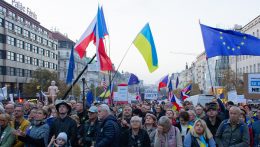 Több tízezren tüntettek tegnap a prágai Vencel téren