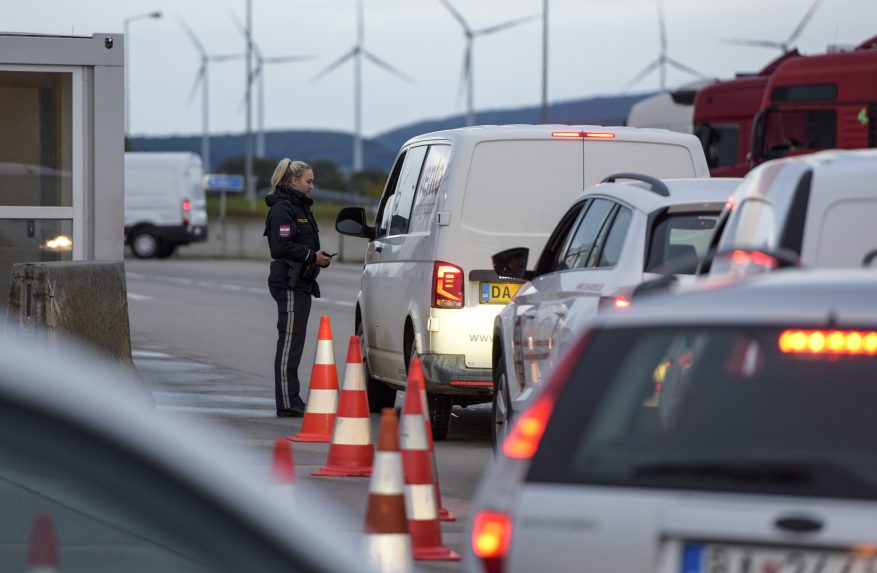 Egy hónap alatt 2090 bevándorlót tartóztattak fel a szlovák hatóságok