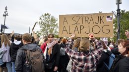 A pedagógusok melletti szolidaritási tüntetést tartottak Budapesten