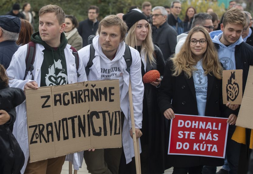 Utcára vonultak az orvosok a fővárosban