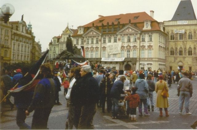 A lakosság 48%-a pozitívan ítéli meg a bársonyos forradalmat