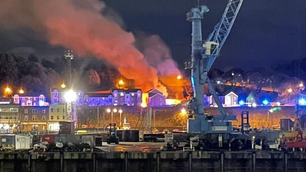 Többen eltűntek, egy ember meghalt egy robbanást követően a La Manche csatorna Jersey szigetén