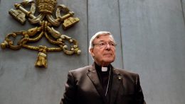 Elhunyt George Pell bíboros, Ferenc pápa konzervatív tanácsadója, akit alaptalanul hurcoltak meg