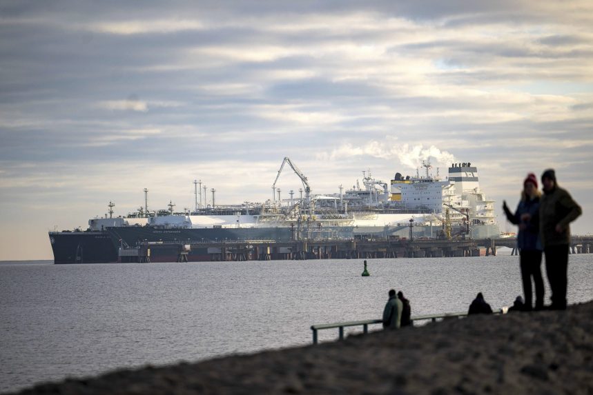 Megérkezett Németországba az első cseppfolyósított földgázt szállító tankerhajó