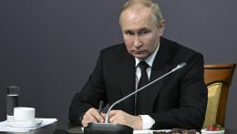 Putin szerint őrültek a grúz tüntetők