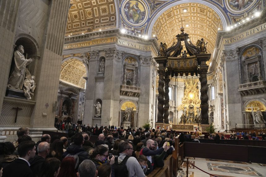 Pápának kijáró ceremóniával temetik el XVI. Benedek nyugalmazott pápát