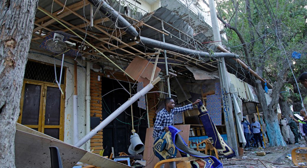 Terroristák támadtak egy épületre Szomália fővárosában, Mogadishuban