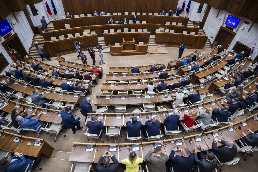 Ma sem tudták megnyitni az előre hozott választás korábbi időpontjáról szóló parlamenti ülést