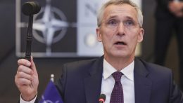 Stoltenberg: Folytatni kell az Ukrajna számára nyújtott támogatásokat