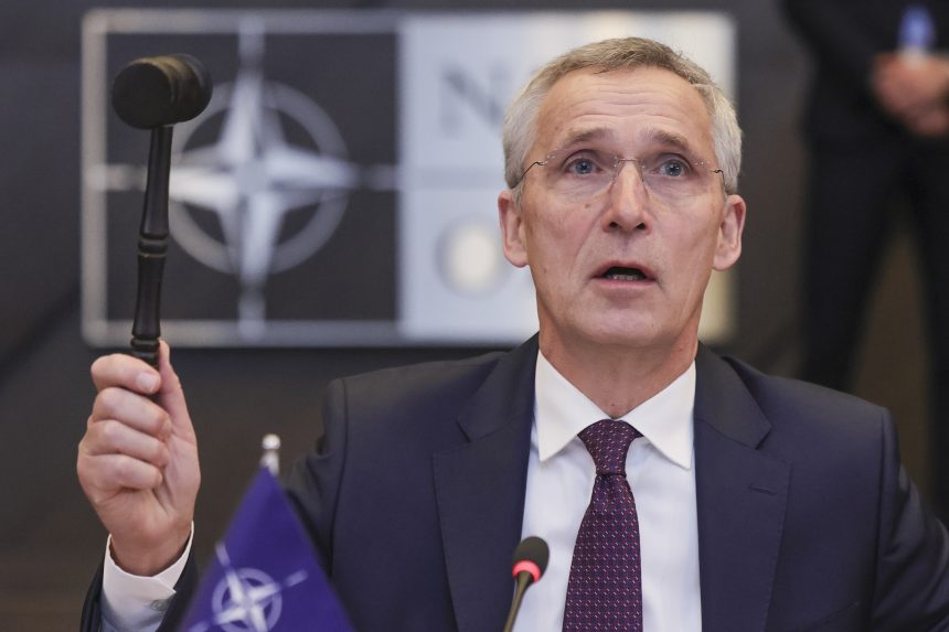 Stoltenberg: Folytatni kell az Ukrajna számára nyújtott támogatásokat