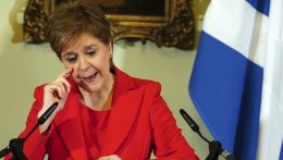 Bejelentette lemondását Nicola Sturgeon