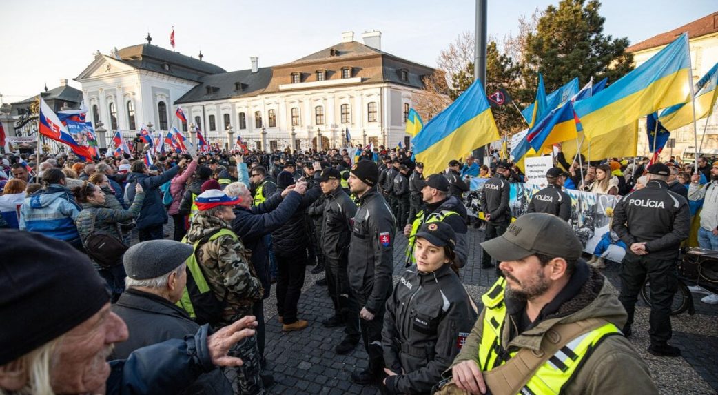 Több ezren gyűltek össze a békéért rendezett nyilvános nagygyűlésen tegnap Pozsonyban